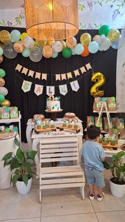Cumpleaños temática safari con torta, cupcakes, guirnalda Feliz Cumple y globos de animales