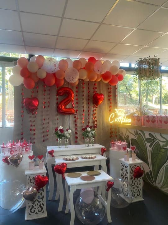Decoración de cumpleaños con globos rosa y rojo, corazones, número 2 y neón Feliz Cumple
