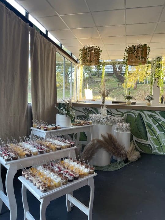 Mesa dulce elegante con postres y flores