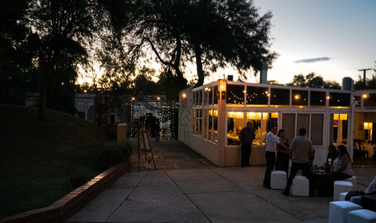 Salón iluminado al atardecer - vista exterior